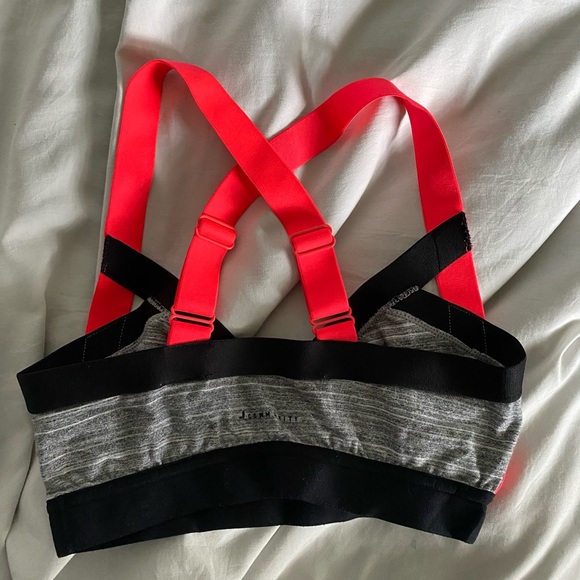 Aritzia community sports bra - Picture 2 of 2
